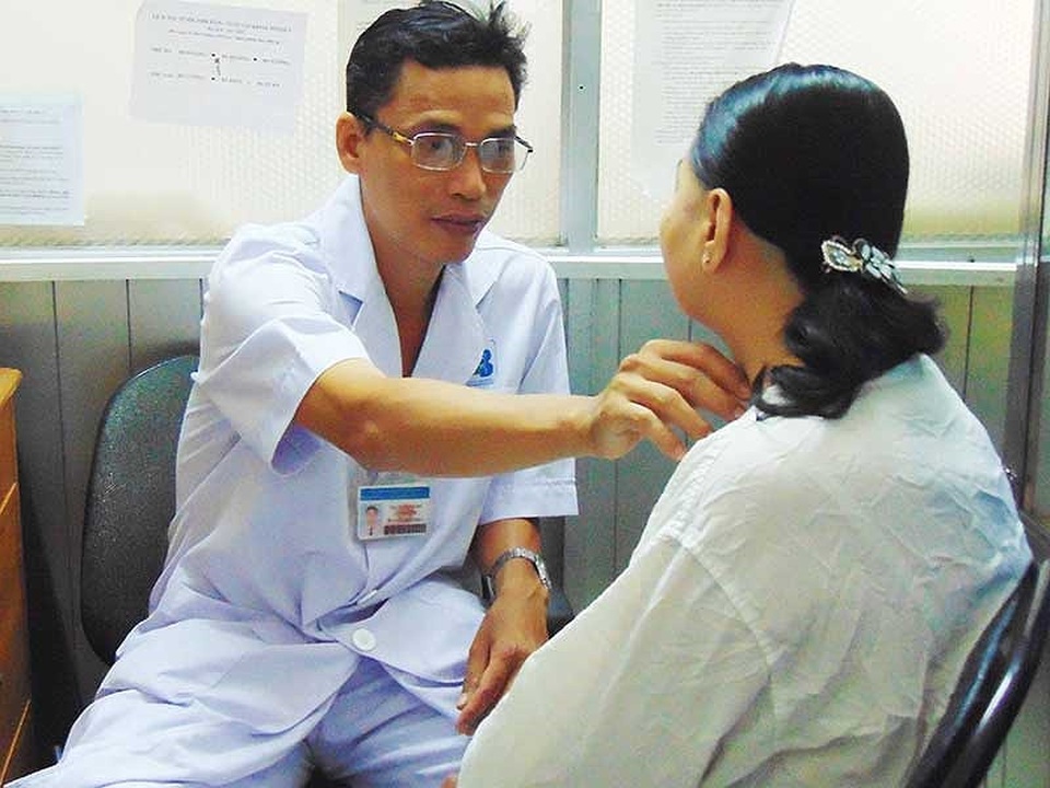 Tự chữa ung thư, 1 u nhỏ thành 2 bướu to - 1 Bác sĩ BV Ung bướu TP.HCM đang khám cho bệnh nhân ung thư. Ảnh: TRẦN NGỌC