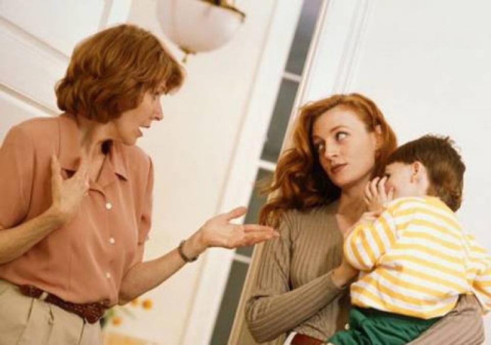 Mẹ chồng chê con dâu lười vì không gửi cháu đi làm - 1 Bà còn nói với mọi người rằng cháu là loại người lười biếng, không có tiền nhưng chỉ thích ở nhà ôm con cho sướng, để mặc chồng vất vả bươn chải một mình. Ảnh minh họa: Internet