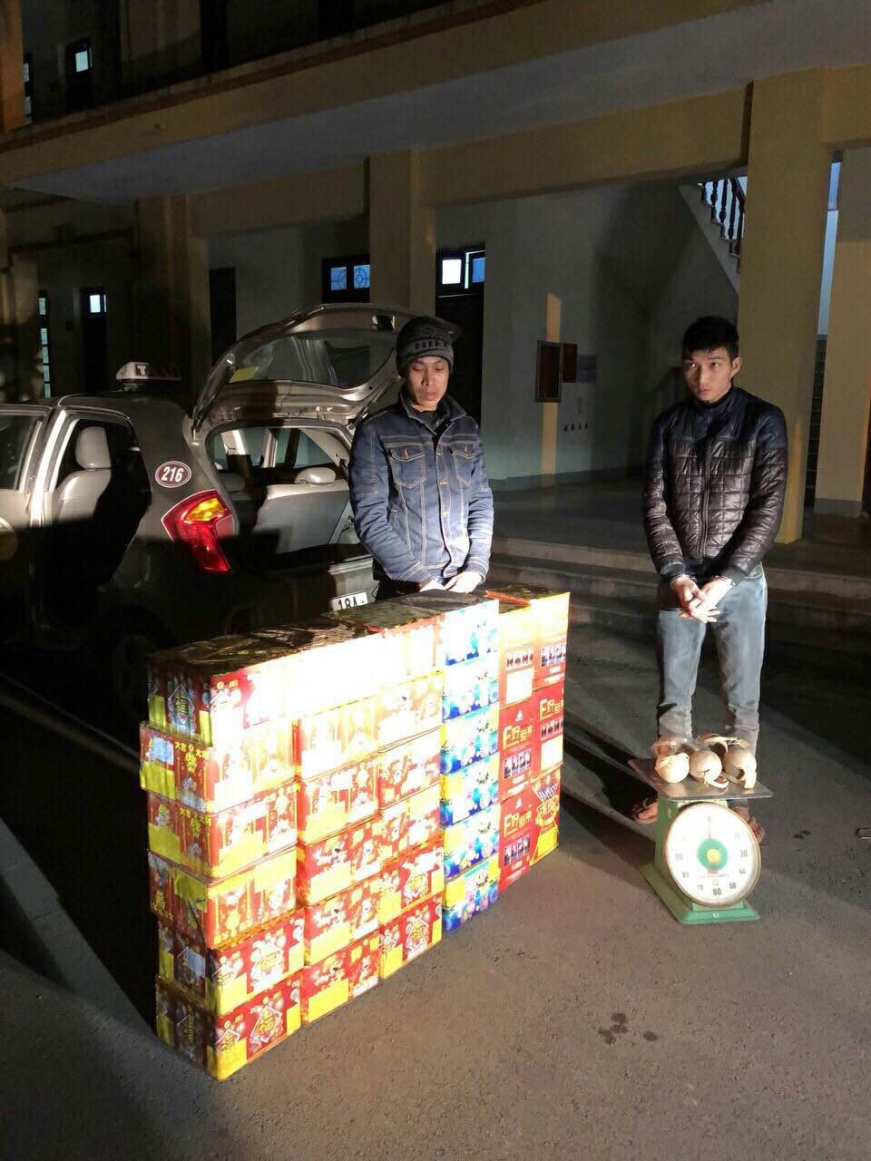 
Hai đối tượng Hoàng Hải Nam và Bùi Văn Tuyên cùng tang vật hơn 1 tạ pháo
