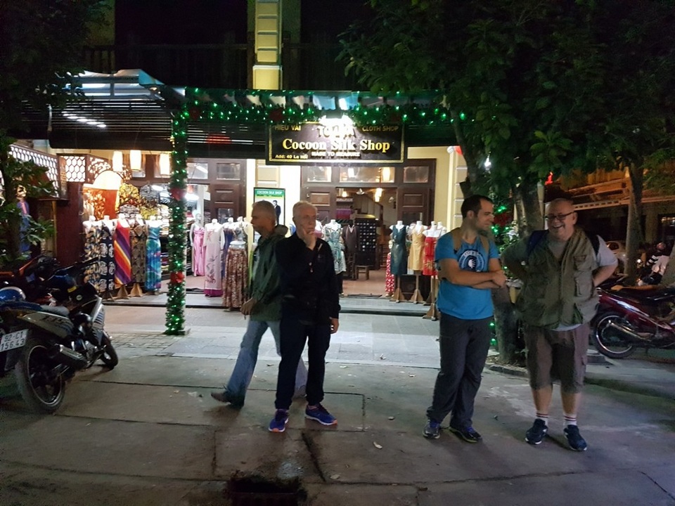 Du khách trong và ngoài nước ở phố cổ Hội An chuẩn bị đón năm mới