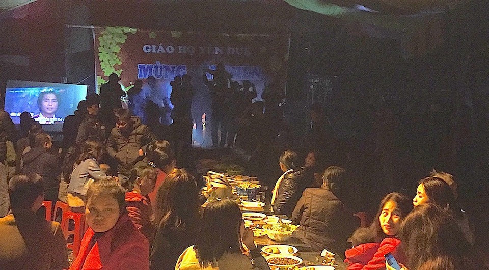 Người dân nô nức xuống phố đón năm mới 2018 - 18