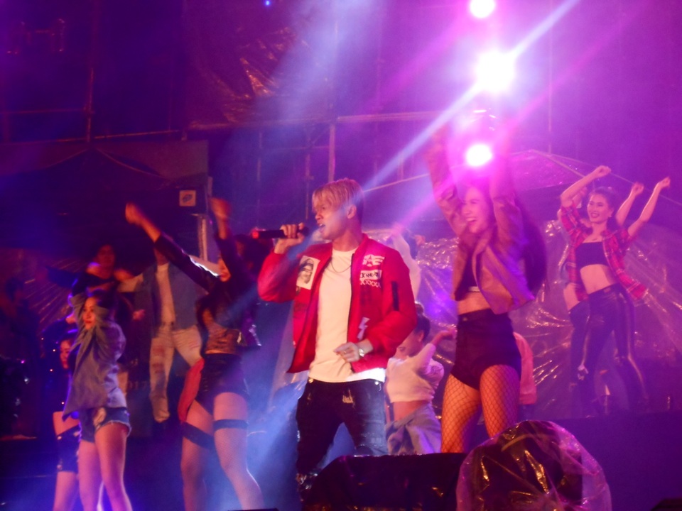 Khắp nơi tưng bừng với lễ hội đếm ngược, chào đón năm mới 2017 - 2 Khắp nơi tưng bừng với lễ hội đếm ngược, chào đón năm mới 2017 - 2