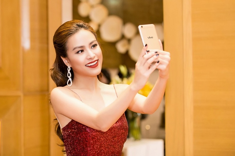 Hoàng Thùy Linh selfie cùng camera trước 20MP của Vivo V5 - 1
Vẻ quyến rũ của giọng ca Bánh trôi nước.