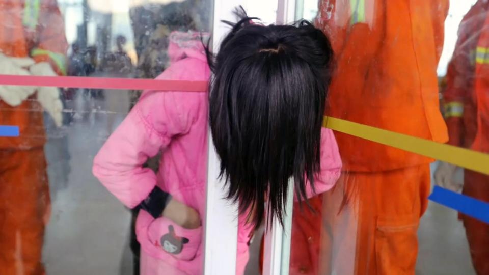 Bé gái Trung Quốc kẹt cứng đầu trong khe hẹp giữa 2 cửa kính - 2 Sự việc xảy ra tại một căng tin trường học ở Trung Quốc