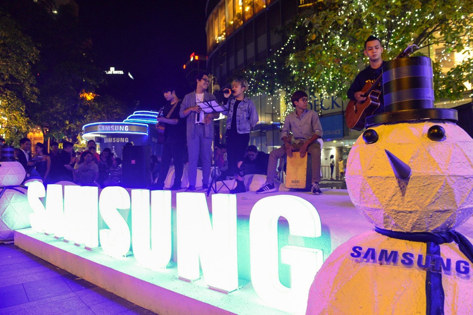 Tại TP.HCM, ngay tại tháp tài chính Bitexco, các nhóm nhạc và nhóm vũ công thay phiên biểu diễn phục vụ người dân trong đêm giao thừa