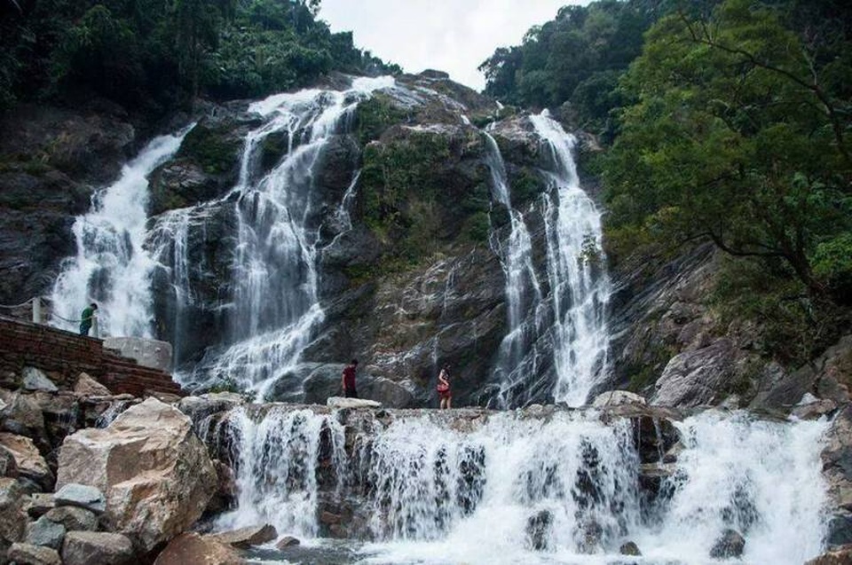 Những điểm du lịch hoang sơ ít người biết ở Quảng Ngãi - 1 Thác Trắng tung bọt trắng xóa.