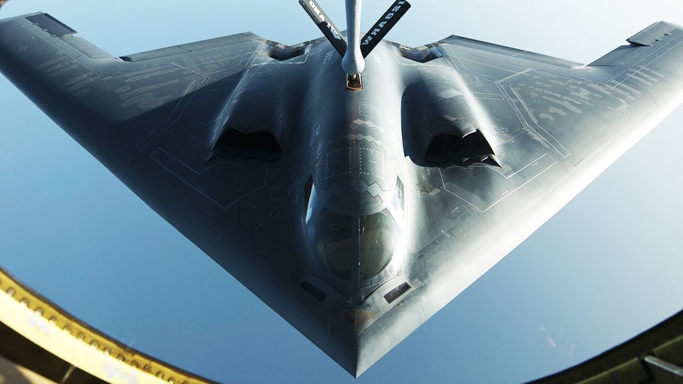 Máy bay ném bom lớn nhất thế giới trổ tài lượn sát đất - 2 Chi phí nghiên cứu, chế tạo mỗi chiếc B-2 Spirit lên tới 2,1 tỷ USD.