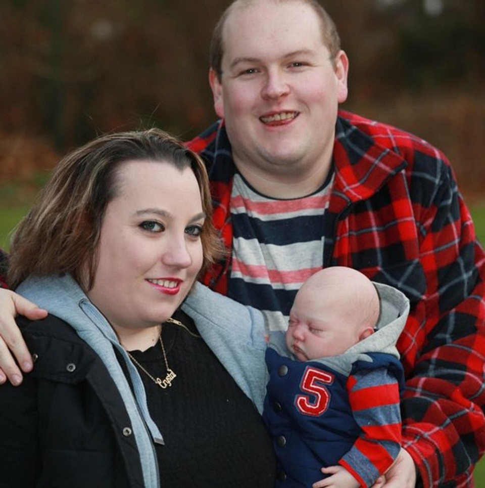 Không thể sinh con, cặp vợ chồng rủ nhau nuôi búp bê - 1 Cặp đôi và “đứa con” búp bê