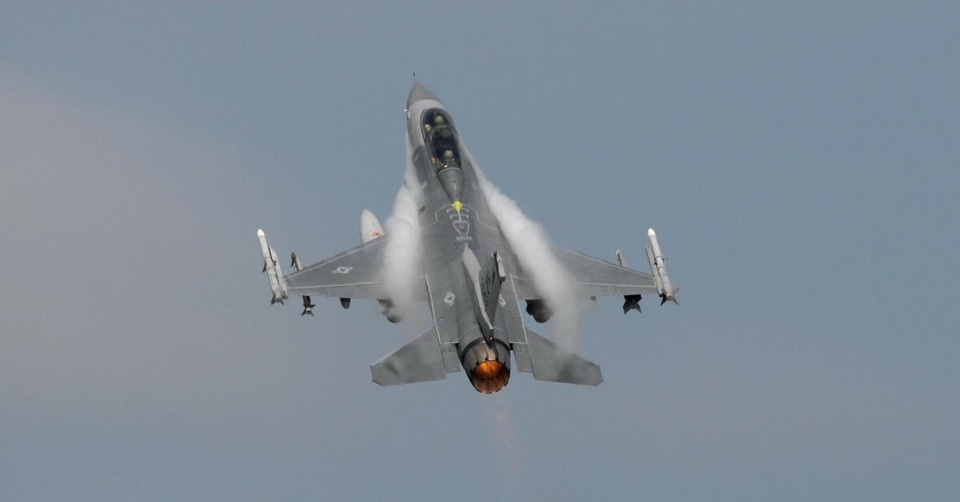 F-16 dùng "bom âm thanh" cứu mạng đặc nhiệm Anh ở Iraq - 2 Chiến đấu cơ F-16D Fighting Falcon của Mỹ.
