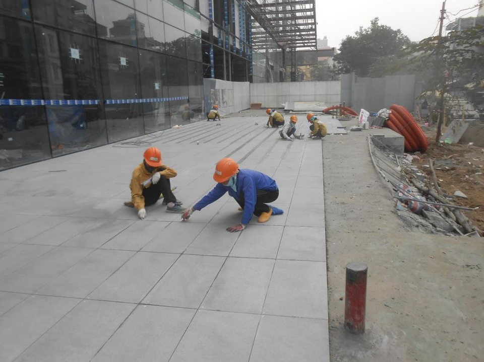 Artemis gia tăng giá trị ưu đãi cho khách hàng - 1 Công nhân đang gấp rút hoàn thành những phần việc cuối của dự án
