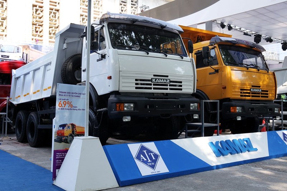 Ách tắc đăng kiểm, dân buôn ô tô lo ế xe - 2
Nếu hàng loạt xe bị tạm ngừng cấp giấy chứng nhận, có thể gây ra tình trạng khan hiếm, khiến giá bị đẩy lên cao (Ảnh minh họa - Lê Anh Dũng).