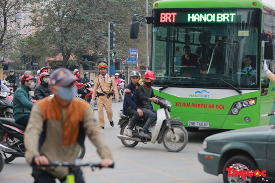 “Nhường đường”, “nhường ghế” phải chăng là điều “xa xỉ” trong văn hóa giao thông? - 2
Những hình ảnh như thế này không hiếm gặp khi tham gia giao thông.