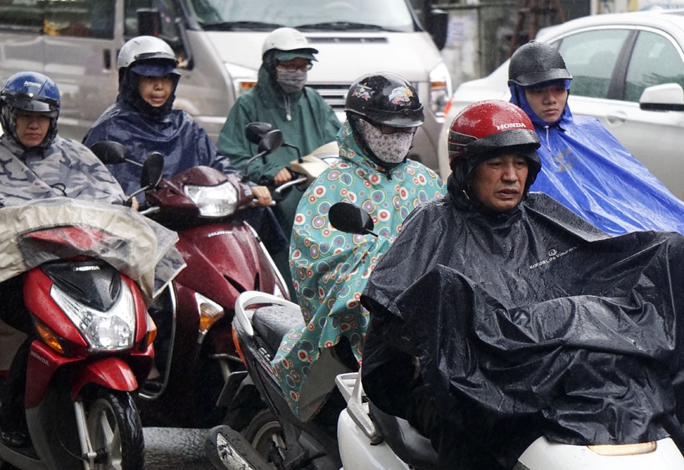 Nhịp sống Hà Nội trong mưa lạnh triền miên - 1
Đợt mưa lạnh ở thủ đô Hà Nội kéo dài đến nay đã gần 3 ngày liên tục. Vào các thời điểm đầu giờ sáng và cuối giờ chiều, học sinh, công chức rất vất vả vì nạn tắc đường trầm trọng. Người đi đường thường xuyên phải nhích từng mét trên những đoạn đường ách tắc.