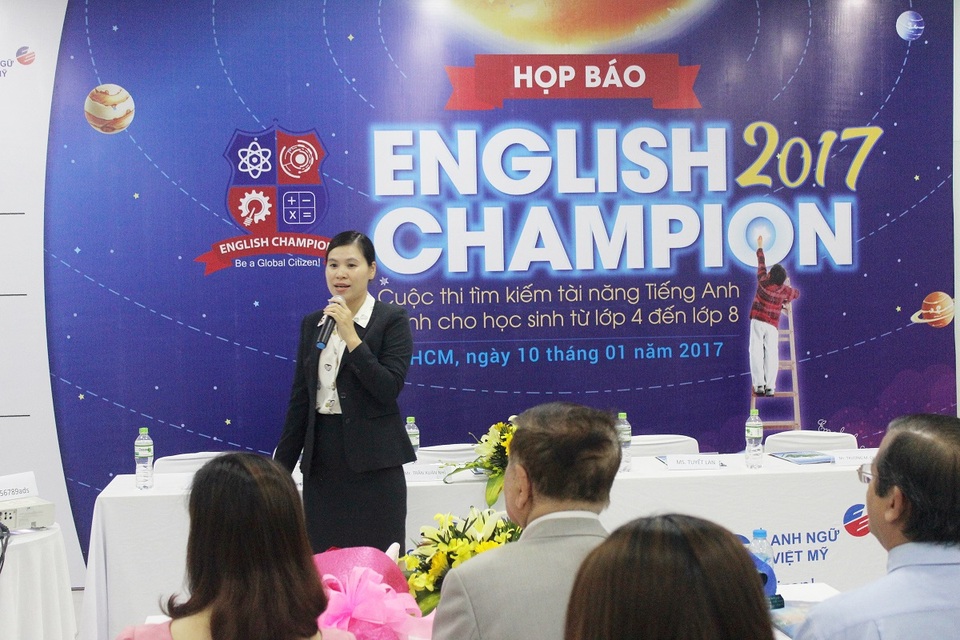 English Champion 2017 có tổng giá trị giải thưởng lên tới 40 tỷ đồng - 1
Bà Nguyễn Thị Hồng - Trưởng Ban tổ chức khu vực phía Nam giới thiệu về cuộc thi trong buổi họp báo.