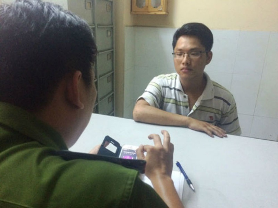 Nam sinh điều nhân viên tiệm vàng đến nhà bạn gái để cướp - 1 Lý Diệu Minh tại cơ quan công an