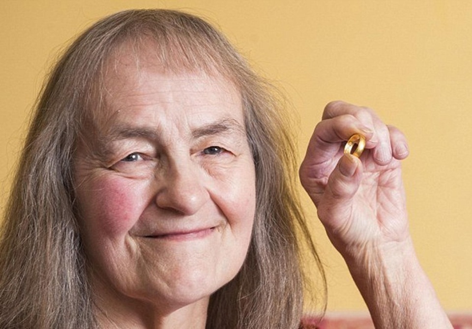 Tìm thấy nhẫn cưới sau 32 năm đánh rơi - 1 Cụ Freeman vô cùng hạnh phúc khi tìm thấy kỷ vật tình yêu sau hơn 30 năm