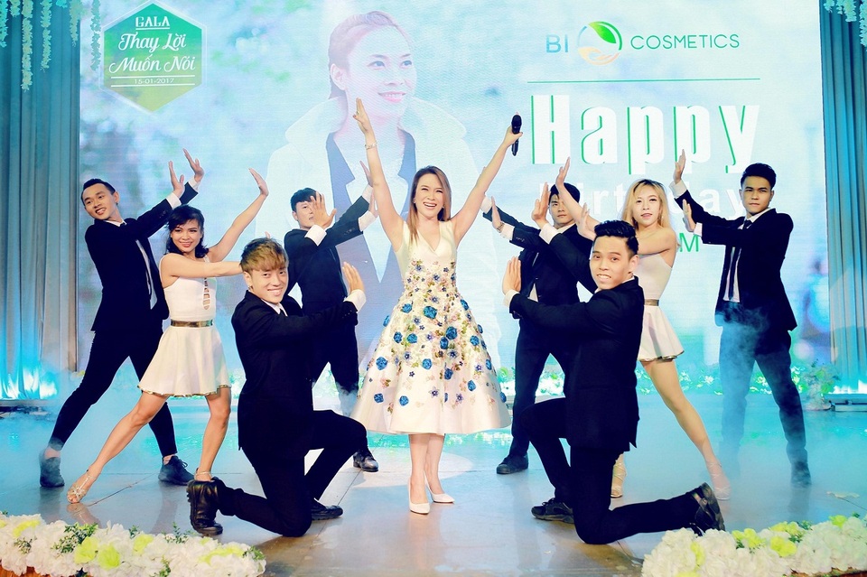 Ca sĩ Mỹ Tâm cuồn nhiệt trên sân khấu.