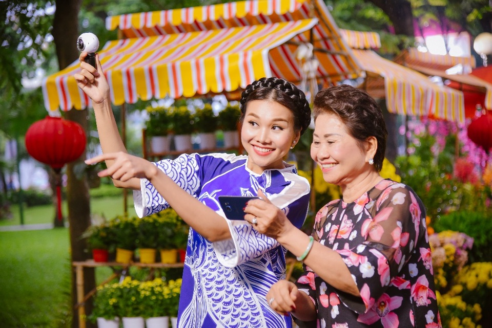 Khám phá cách sao Việt tô thêm màu ý nghĩa cho Tết Đinh Dậu - 1 Thanh Hằng đang hướng dẫn mẹ xem hình ảnh 360 độ từ camera Gear 360