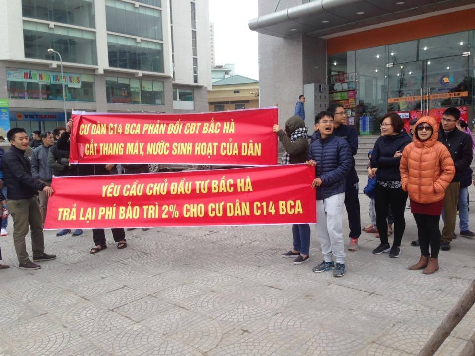 Bị cắt nước, thang máy, cư dân chung cư C14 Tố Hữu "cầu cứu" Bí thư Hà Nội - 1 Không còn cách nào khác cư dân phải biểu tình đòi quyền lợi