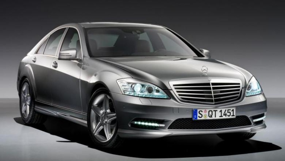 Khách được đưa đi thăm quan dự án Tuần Châu Marina bằng siêu xe Mercedes Benz