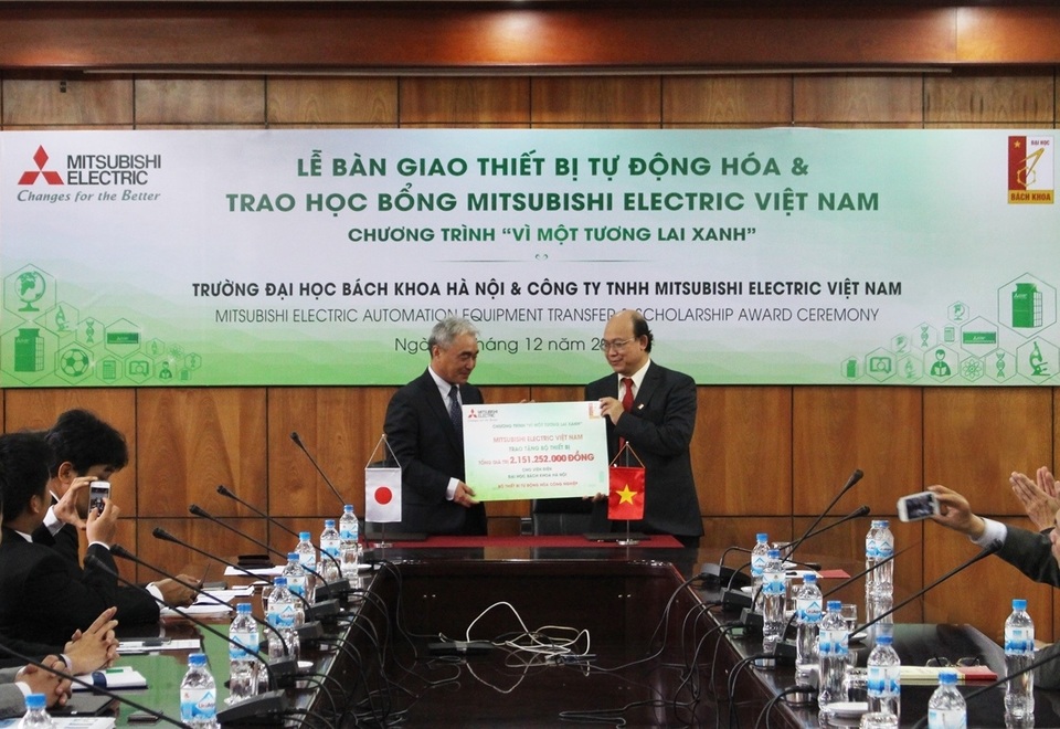 Đại diện Mitsubishi Electric Việt Nam trao tặng thiết bị tự động hóa cho trường ĐH Bách khoa Hà Nội
