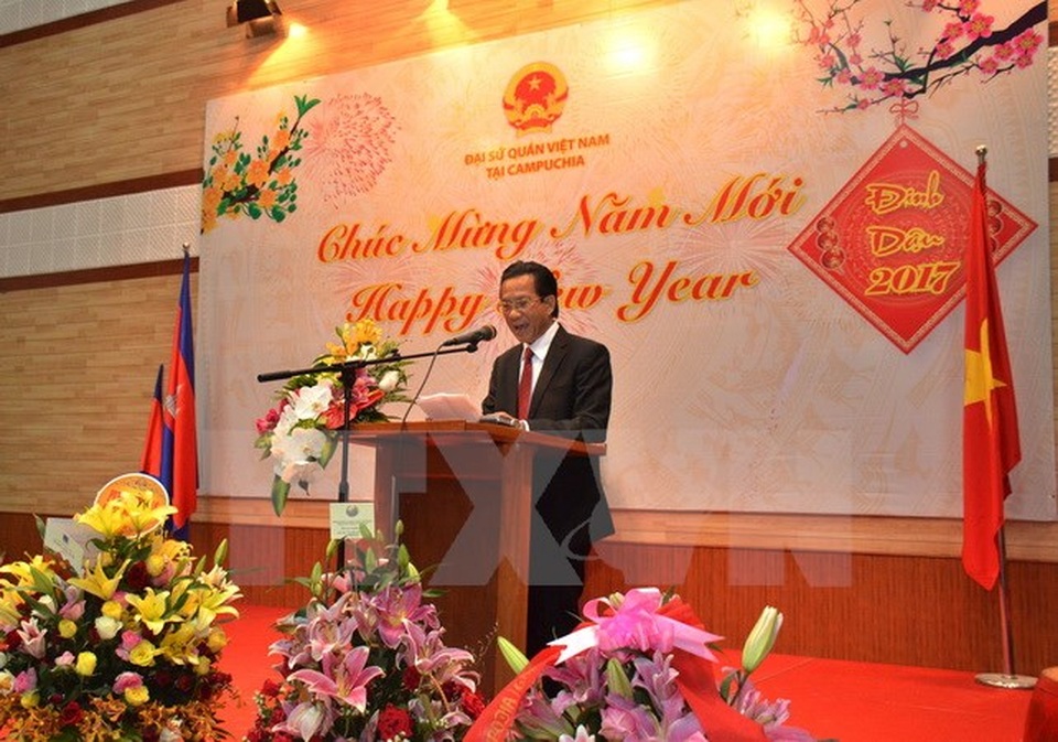 Cộng đồng người Việt tại Campuchia hân hoan đón Xuân Đinh Dậu 2017 - 2 Đại sứ Việt Nam tại Campuchia Thạch Dư phát biểu tại buổi lễ. (Ảnh: Danh Chanh Đa/TTXVN)