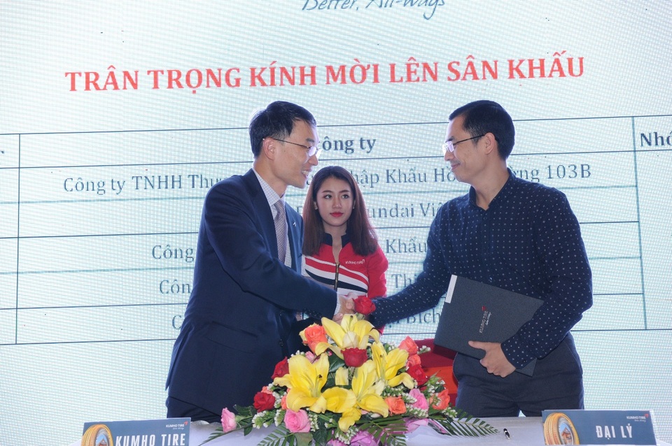 Lốp xe thân thiện môi trường sẽ lên ngôi trong 2017 - 1
Lễ Ký kết hợp tác cùng phát triển giữa Kumho Tire và đại lý