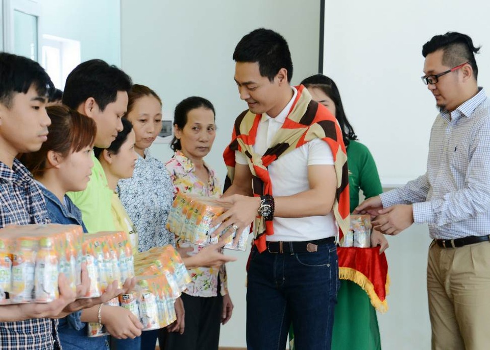 MC Phan Anh chia sẻ “bí kíp” duy trì sức bền - 1 Phan Anh tận tay trao quà cho người dân địa phương