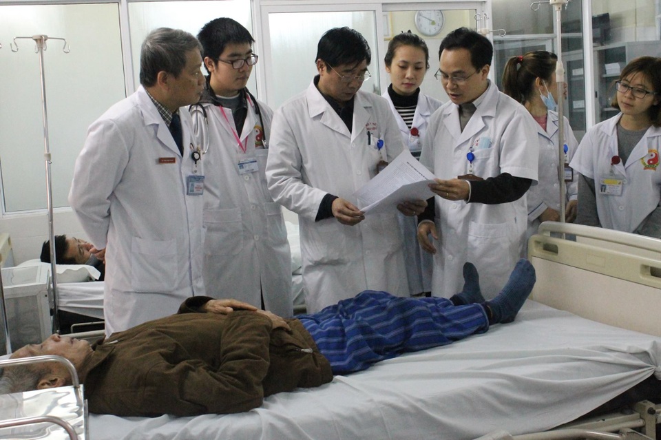 Đi khám chữa bệnh ở đâu trong những ngày Tết? - 3 Các bác sĩ BV E tiến hành rà soát các trường hợp bệnh nhân, trường hợp nào ổn định được xuất viện về ăn Tết. Ảnh: T.Xuân