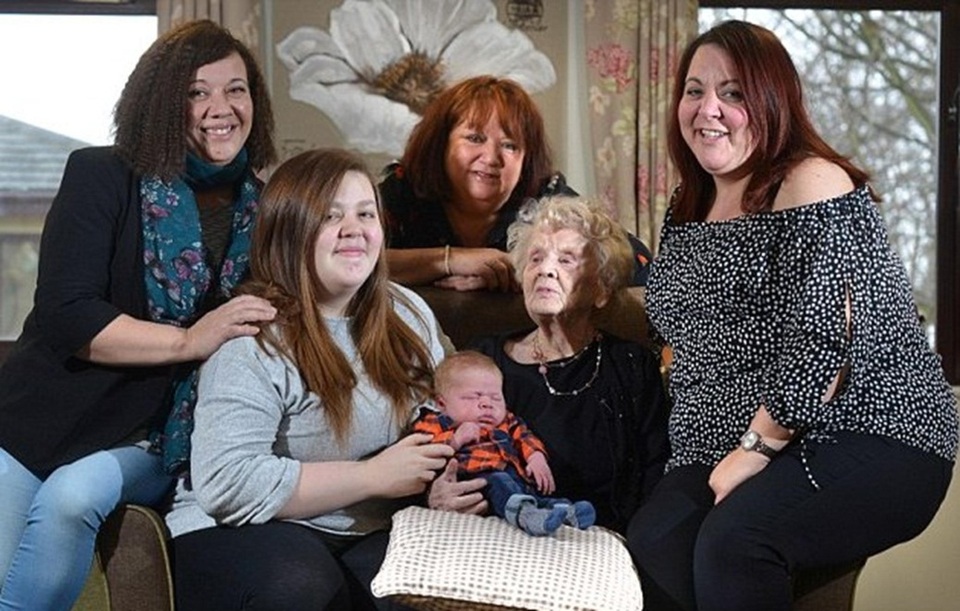 Cụ Hilda chụp ảnh cùng Aimee 18 tuổi, Melissa Mellor 37 tuổi, Niki Mellor 43 tuổi, Sue Godward 62 tuổi và chít Finley Mellor