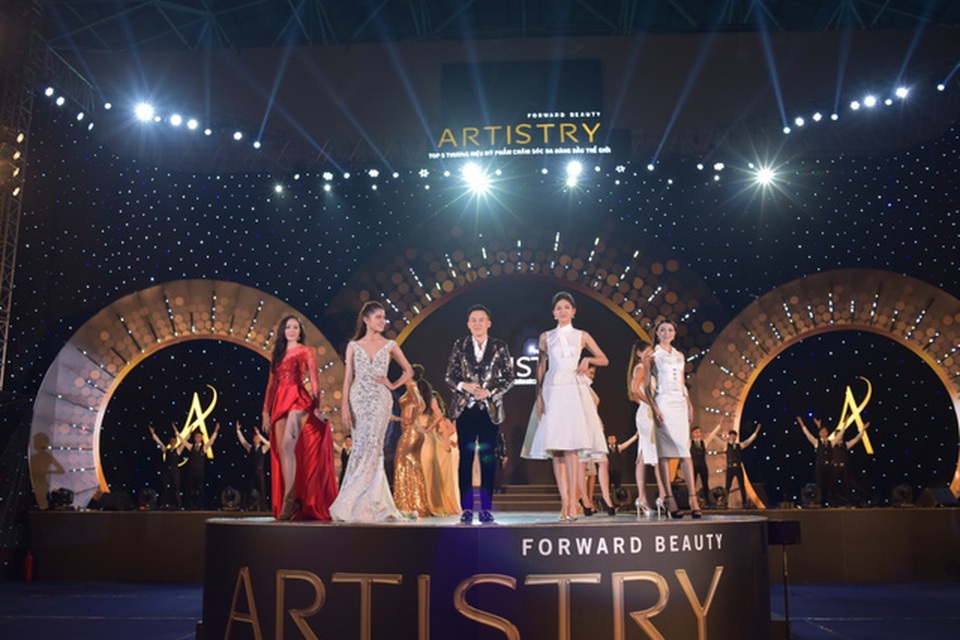 Ca sĩ Dương Triệu Vũ cùng 2 Á hậu Thanh Tú và Thùy Dung trong tiết mục biểu diện thời trang