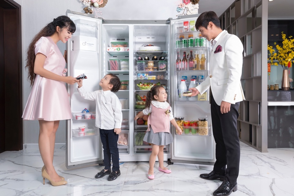“Cuộc chiến” bảo quản thực phẩm Tết của Lý Hải - Minh Hà - 1 “Mỗi lần Hà với anh Hải dọn tủ lạnh là cuộc chiến mệt nghỉ luôn với thức ăn dư của các bé” – Minh Hà vui vẻ chia sẻ