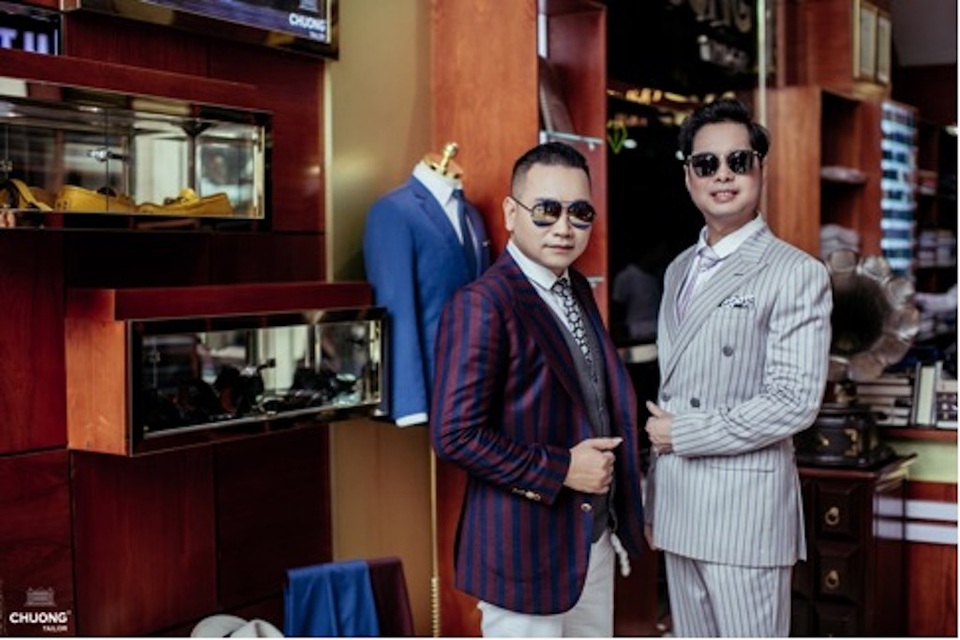 Ông hoàng nhạc bolero Ngọc Sơn diện Suit Chương Tailor du Xuân - 1 Đã gắn bó với âm nhạc nghệ thuật nhiều năm, Ngọc Sơn vẫn giống như một quý ông lịch lãm không tuổi, đầy năng lượng và biểu diễn với tần suất cao.
