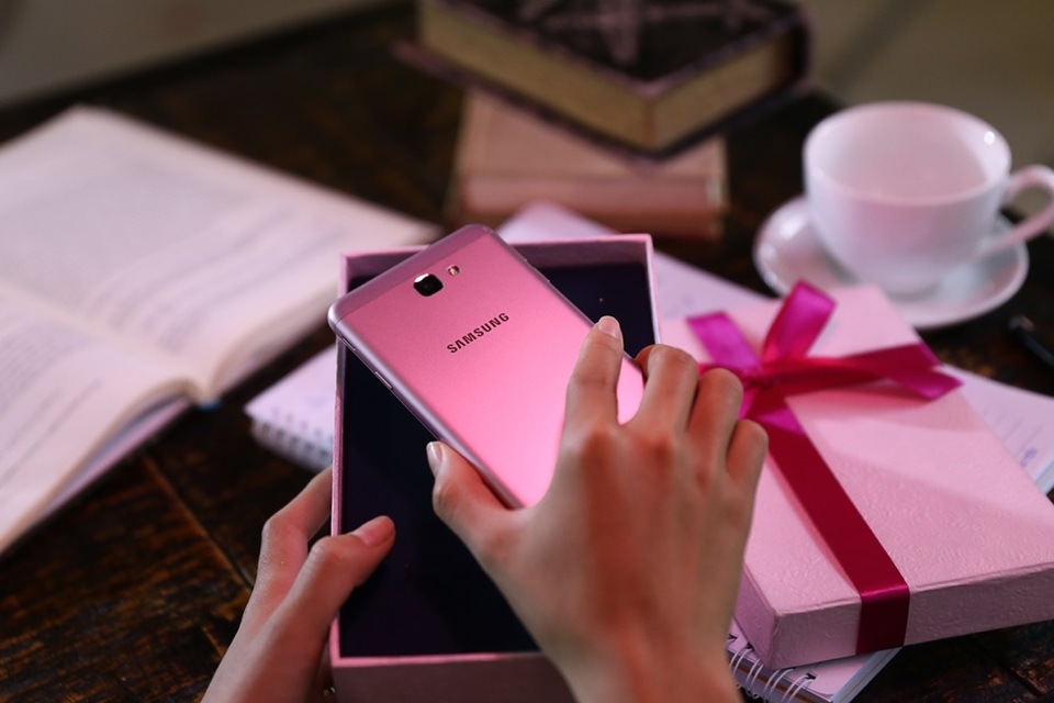 Trào lưu nhuộm hồng năm mới bắt đầu như thế nào? - 1 Galaxy J Prime hồng vàng đang là món quà được yêu thích nhất của giới trẻ mùa lễ hội cuối năm