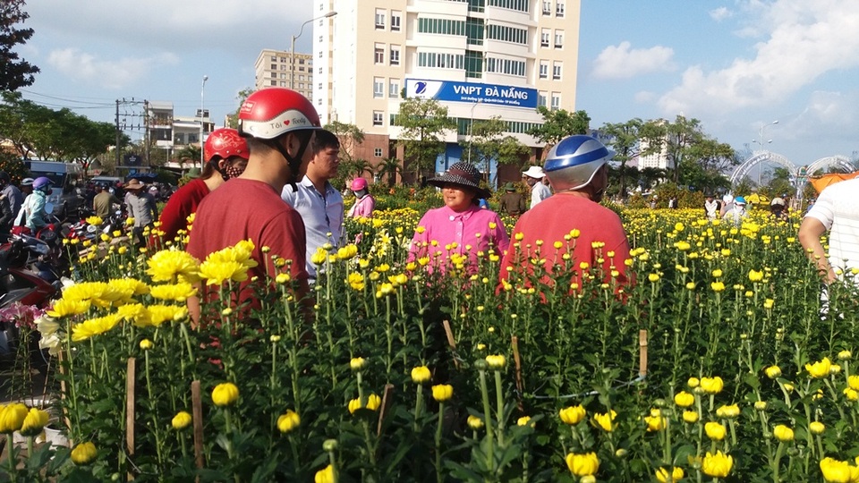 Cuối ngày 30 Tết, hoa, cây cảnh đồng loạt “xả hàng” - 24 Tuy nhiên, còn mấy tiếng đồng hồ nữa là đến thời khắc giao thừa nên người bán phải bán rẻ