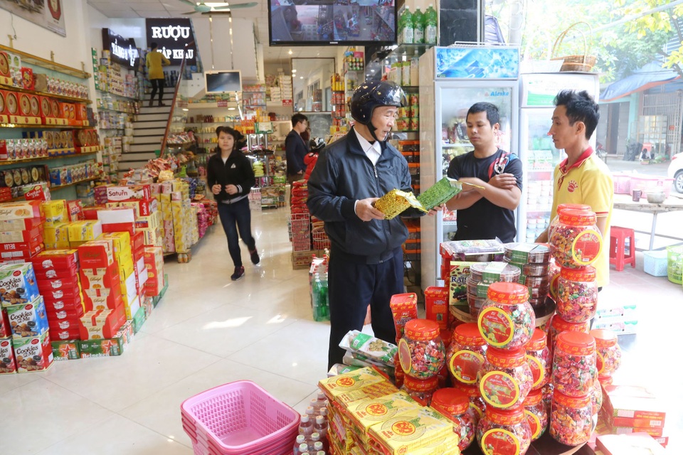 Cuối ngày 30 Tết, hoa, cây cảnh đồng loạt “xả hàng” - 41 Các mặt hàng thiết yếu như chè, bánh kẹo cũng hút người tiêu dùng