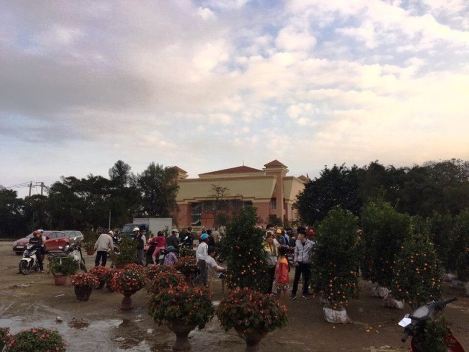 Cuối ngày 30 Tết, hoa, cây cảnh đồng loạt “xả hàng” - 46 Những người bán hoa, cây cảnh cũng sốt ruột mong hết hàng để sớm về đón giao thừa, sum vầy bên gia đình