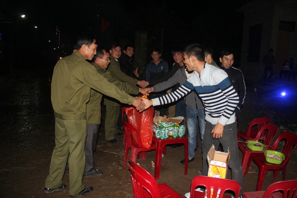 Người dân cả nước hân hoan trong phút giao thừa - 31 Đêm vui chờ đón giao thừa của người dân khiến lực lượng an ninh xã Cẩm Vịnh thảnh thơi hơn. Những lo ngại về an ninh trật tự, đặc biệt là tình trạng sử dụng pháo nổ giảm hẳn.