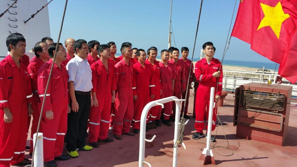 Một tàu dầu khí Việt Nam đi vào vùng chiến sự Yemen - 1
Đội ngũ thuyền viên trên tàu PVT Eagle