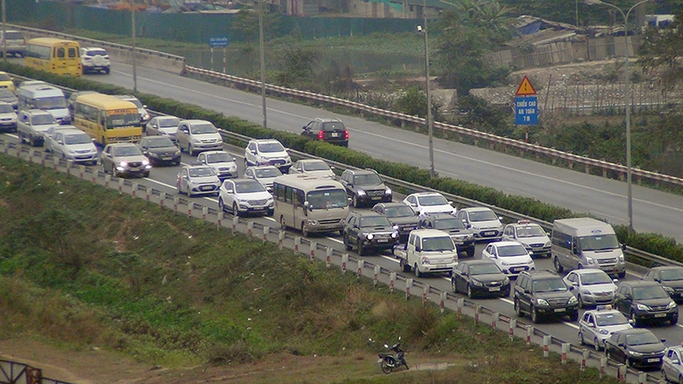 Cửa ngõ Hà Nội ken đặc người đổ về Thủ đô sau kỳ nghỉ Tết - 12 Cửa ngõ Hà Nội ken đặc người đổ về Thủ đô sau kỳ nghỉ Tết - 12