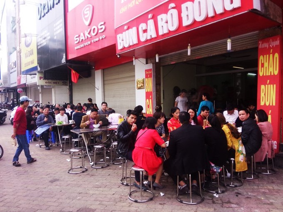 Bội thực giò thịt, dân đứng đợi 30 phút để được ăn bún cá - 1 Quán bún cá rô đồng chật kín người từ trong nhà ra ngoài vỉa hè. Ảnh: Diệu Bình