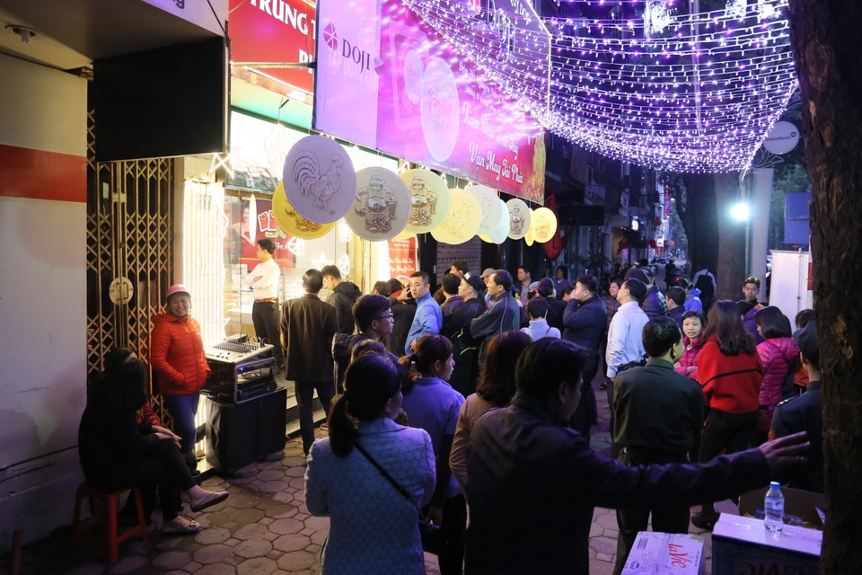 Chen chân mua Gà trống vàng cầu may từ sáng sớm - 1 Chen chân mua Gà trống vàng cầu may từ sáng sớm - 1