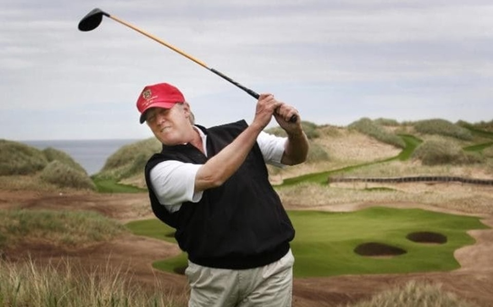 Nhật mang nhiều kỳ vọng trong trận golf lịch sử với ông Trump - 2 Tân Tổng thống Trump trong một trận golf. Ảnh PA