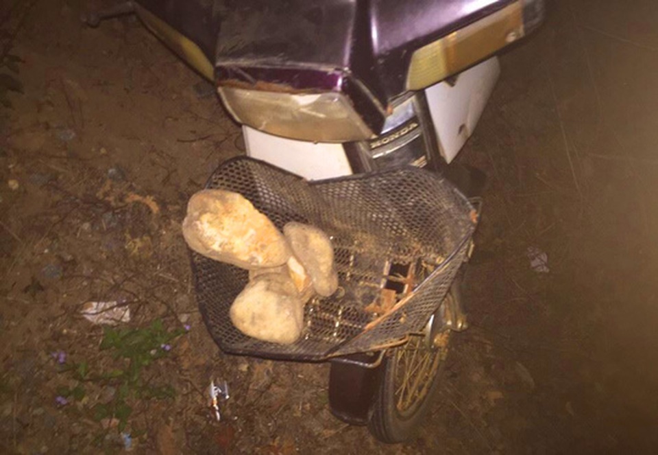 Chiếc xe máy và số lượng đá hung thủ chưa kịp sử dụng bị nhà xe truy đuổi và bắt được - Ảnh nhà xe cung cấp