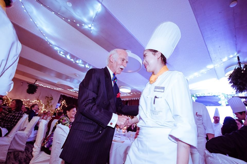 
Đầu bếp Hoàng gia Anh Anton Mosimann hướng dẫn các bạn sinh viên thực tập tại các sự kiện.
