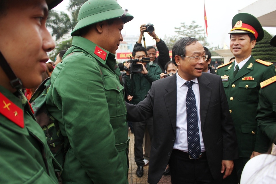 Nước mắt và nụ cười trong ngày tân binh lên đường nhập ngũ - 12 Ông Nguyễn Văn Cao, Chủ tịch UBND tỉnh, Chủ tịch Hội đồng nghĩa vụ quân sự tỉnh Thừa Thiên Huế chúc các tân binh lên đường hoàn thành xuất sắc nhiệm vụ