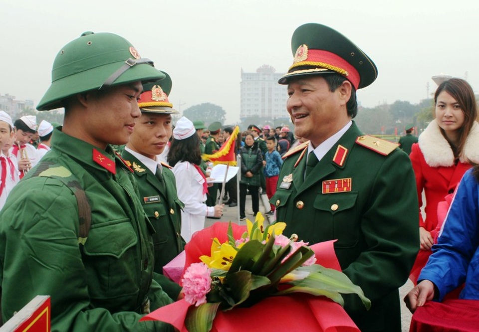 Nước mắt và nụ cười trong ngày tân binh lên đường nhập ngũ - 21 Lãnh đạo Bộ chỉ huy Quân sự tỉnh Thanh Hóa thăm, động viên, tặng quà thanh niên lên đường nhập ngũ