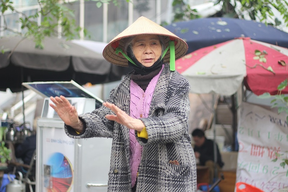 Cụ bà 88 tuổi vẫn sửa xe, chống đẩy mỗi ngày - 2 Tranh thủ những lúc vắng khách, bà Vân thường đứng lên đi lại và tập thể dục để không bị mỏi và cứng cơ.