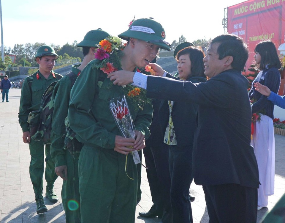 Thanh niên thành phố mang tên Bác lên đường nhập ngũ - 17 Lãnh đạo tỉnh tặng hoa và động viên các thanh niên lên đường nhập ngũ