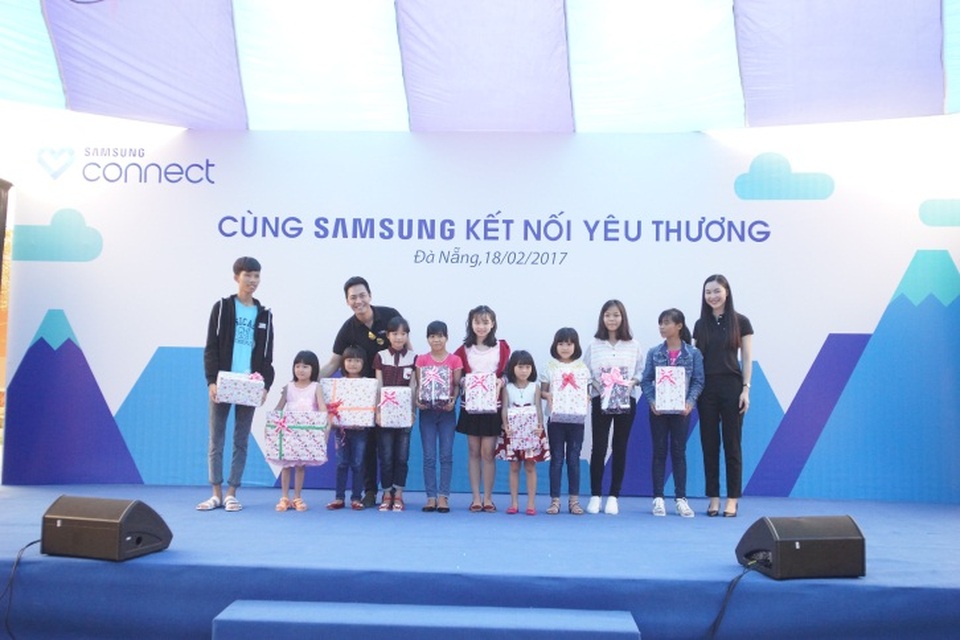 Phan Anh, Helly Tống "kết nối yêu thương" với trẻ em mái ấm Đà Nẵng - 1 Phan Anh, Helly Tống "kết nối yêu thương" với trẻ em mái ấm Đà Nẵng - 1